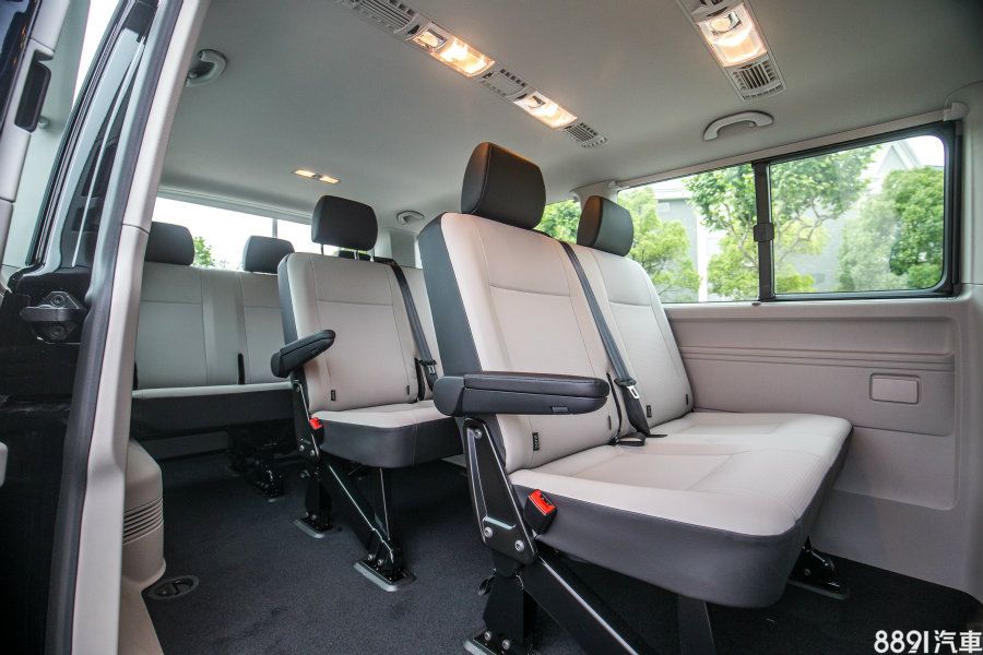 長軸版T6 Caravelle為2/2/2/3的九人座椅與單側滑門配置，雖然四排座椅會壓縮到行李廂空間，但也免去上下車需要收折座椅的麻煩。