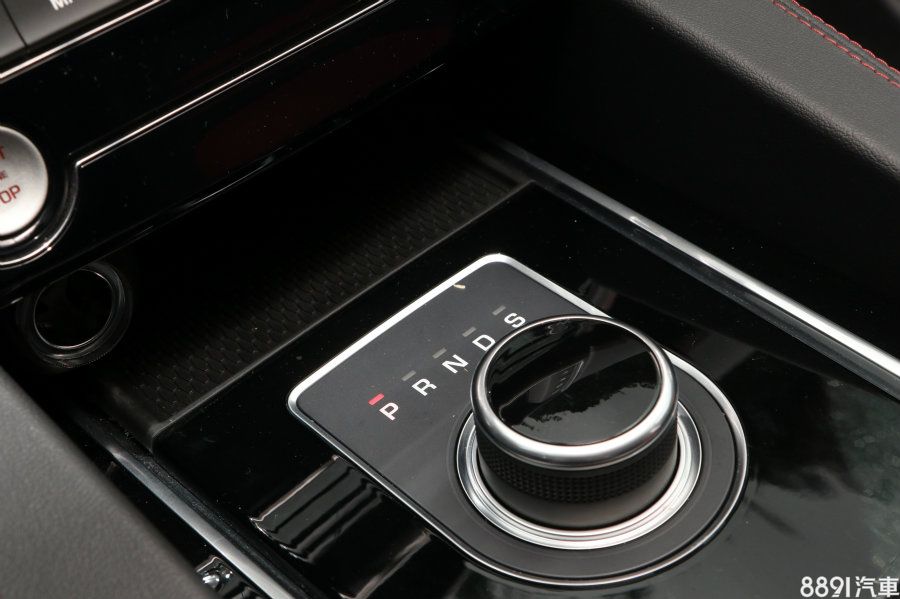 此次試駕的車型為R-Sport 35t版本，其搭配的8速手自排變速箱，換檔反應相當迅速，動力銜接一氣呵成，讓實測加速部分頗為亮眼。雖市區慢速行進間有些微的頓挫感，但對於這輛運動味十足的SUV來說，反而多少能帶來動感的氛圍。