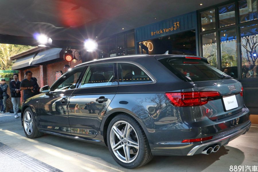 車尾亦追隨新世代S4的設計,透過消光銀塗裝的後下分流器搭配兩側四出尾管,增添些許性能氣息,擁有趨於內斂的運動化外觀。