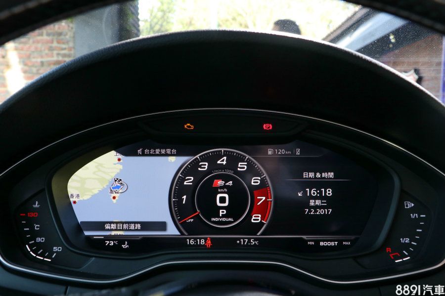 招牌的12.3吋Audi Virtual Cockpit全數位虛擬儀表在S4/S4 Avant上,擁有特殊的中置轉速表與時速顯示,上面並有S4字樣顯示。