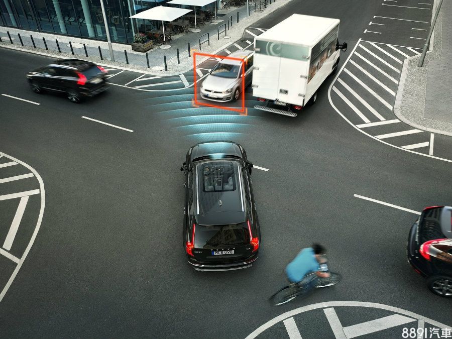 為Volvo IntelliSafe安全科技項目之一的交叉路口安全偵測暨主動煞車系統，能在交通繁忙的十字路口偵測到突然出現的車輛，在駕駛來不及煞車時，自動介入控制煞車，降低或避免碰撞的風險，或減輕碰撞傷害。