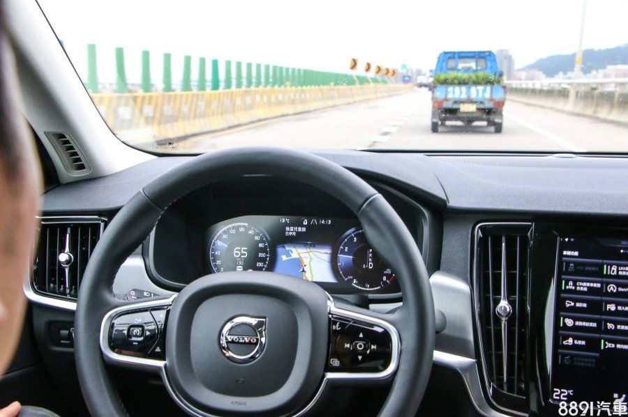 S90全車系標配的二代Pilot Assist半自動駕駛系統，無論在市區或高速道路上均能使用，只要由方向盤左側按鍵先設定好定速，接著開啟PA即可，親身體驗發現其能提供線性的行駛與剎車感受，也能讓車輛維持在道路中央，小角度彎道亦能輕鬆應付，行車質感十分順暢。