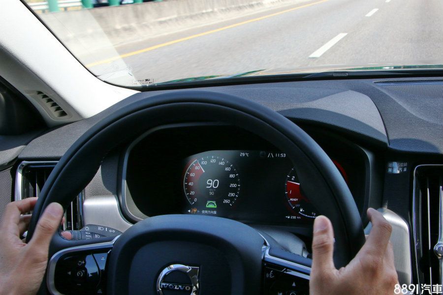 雖說有著順暢與穩定的行車感受,但畢竟這套半自動駕駛為輔助系統,遇到角度偏大的彎道時,還是會出現有點應付不過來的情況,建議此時還是解除自駕狀態較為安全。