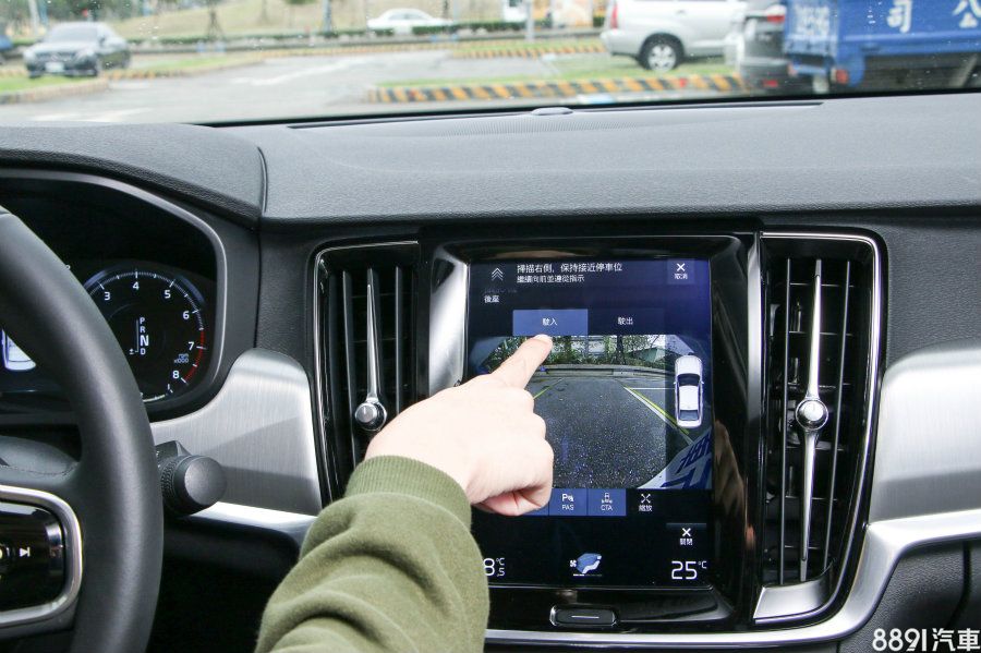 操作PAP自動停車輔助系統時,首先須選擇切換至攝影鏡頭畫面,並選擇是要駛出或駛入車位。