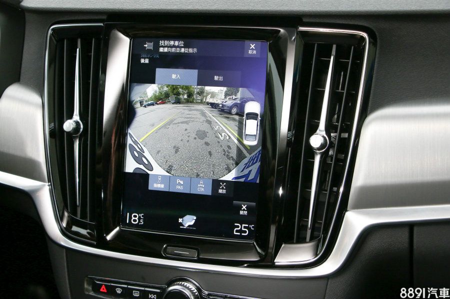 系統會自動感應並搜尋停車位,因系統對車位選擇條件略嚴苛,有時可能需要多試幾次,螢幕上方均會有指示,只要照做即可。