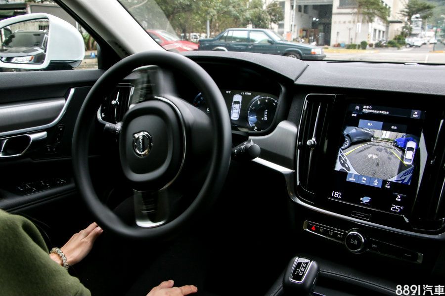 PAP自動停車輔助系統雖仍要仰仗人力控制換檔、油門和剎車,稱不上全自動,但方向盤會自動轉向拿捏角度,不用探頭探腦地「自己喬」,省時又省力。