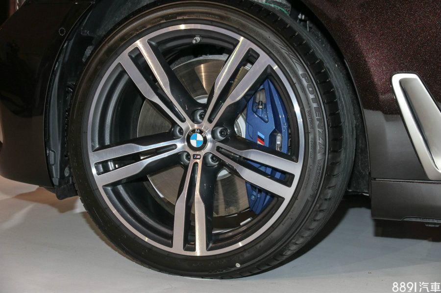 M款煞車套件,顯眼的藍色卡鉗清晰好認,與M款輕量化20吋鋁圈,配胎為前245/40R20、後275/35R20的普利司通Potenza S001。