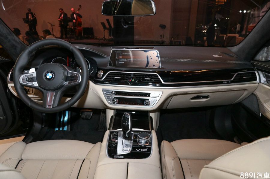 而比起大7系列就相當豐富的配備來說,在M760Li更將原先列為選配的配備列為標配,像是雷射頭燈、Bowers&Wilkins音響、香氛套件、Nappa真皮儀錶包覆與數位電視等,在iDrive調整鈕下方還有V12字樣凸顯更高階的地位。
