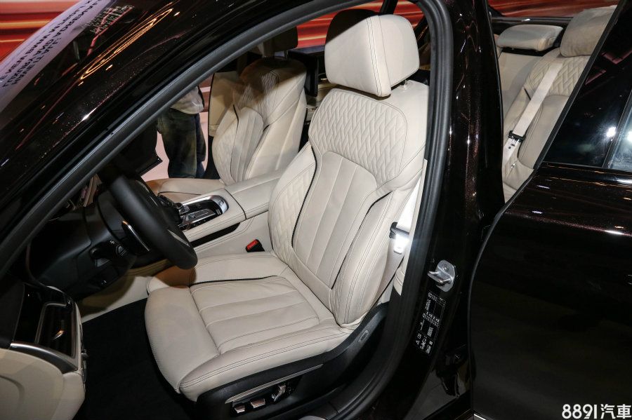 座椅材質為Merino真皮,具有電動調整、記憶、通風加熱與按摩功能。