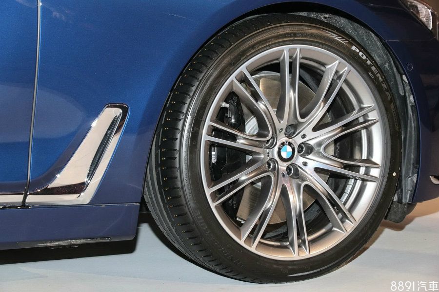 百周年紀念款車型搭配20吋V式雙色烤漆鋁圈,配胎為普利司通的Potenza S001。