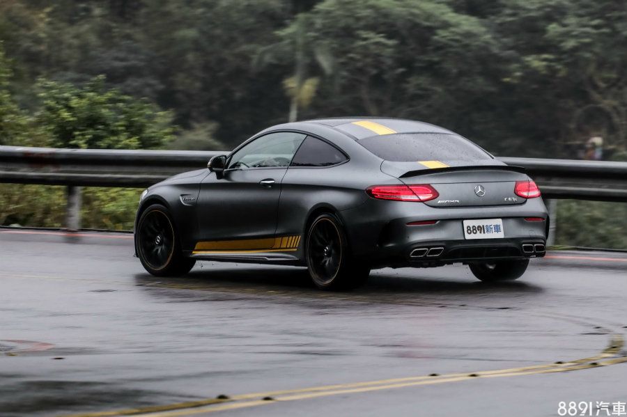 c63 s汽车雨中行驶
