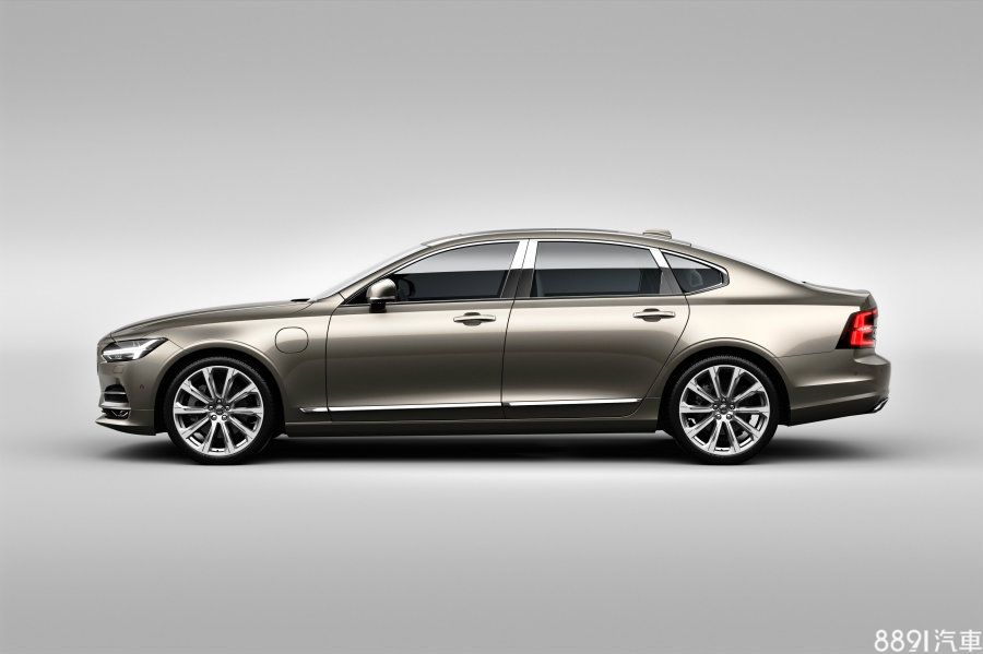 既然主要對手們在中國市場均推出專屬的長軸版車型,Volvo也以S90 L應對,且包含S90 Excellence,兩者都直接在當地生產販售,同時也能出口配給至其他國家。