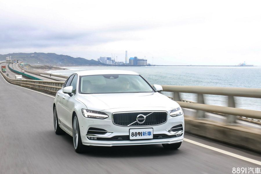 目前導入的S90提供D4柴油與T5汽油兩款動力，並同樣以Momentum、Inscription版本劃分成四種等級，而高階的T6及T8車型則預計在稍晚登台。