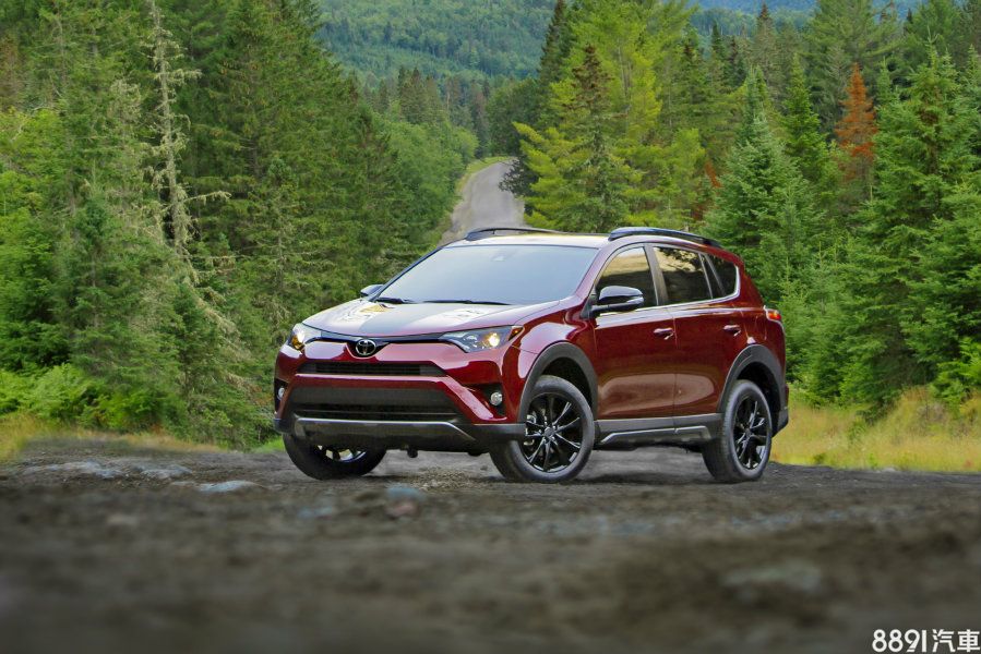 RAV4 Adventure有五種車色可供選擇，除了黑、灰、銀與白之外，還有新增紅寶石珍珠色。