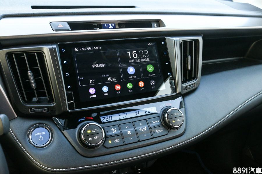 也為全車系標配的7吋多功能顯示幕搭載Drive+隨行駕駛系統，豪華型以上車款並整合倒車顯影。（圖為RAV4）