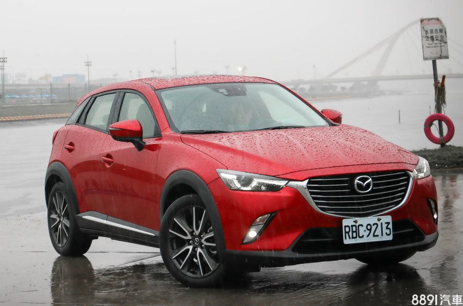 同為進口小型跨界休旅的Mazda CX-3入門價位為77.9萬，較目前我們得知的C-HR價格設定略低一些，各車型配備上相去不遠，CX-3汽油動力全數為自然進氣引擎，擁有156hp/20.8kgm之最大出力。