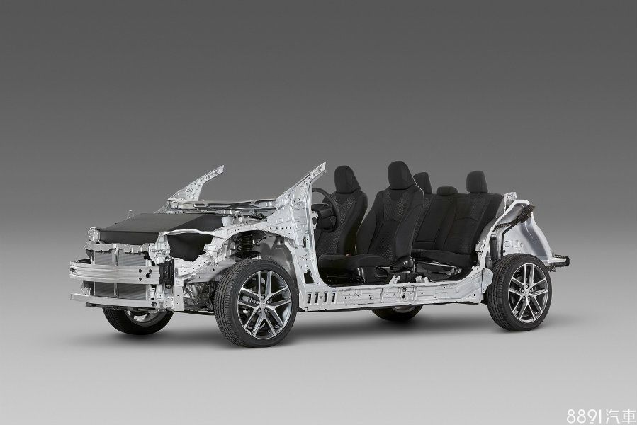 CH-R是繼第四代Prius之後，第二部採用TNGA新款底盤模組的車型，而在問世之前，原廠便以原型車投入賽事，操控表現頗為值得期待。