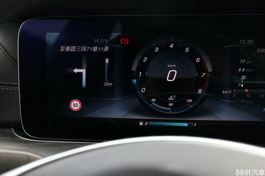 若設定導航路徑,就會顯示清晰的導引,由於面積夠大且清晰,相形之下HUD抬頭顯示幕功能的優點就被削減。