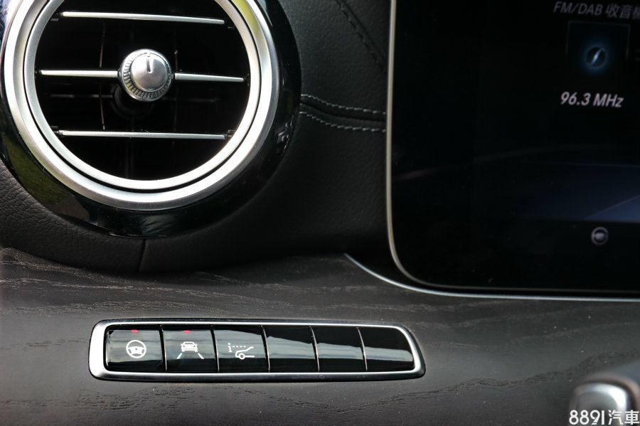 若要關閉抬頭顯示幕,直接由駕駛座左側操作即可,一旁還有車道偏移輔助、閃避轉向輔助功能的開關鍵。