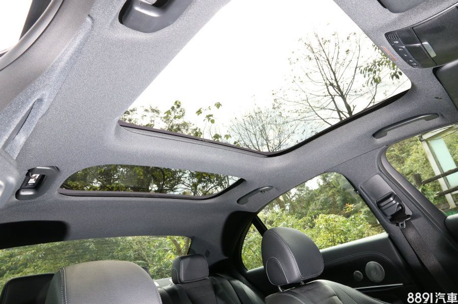 全景天窗仍是一分為二設計,但前座面積較廣,讓前座開闊感優於後方,開啟方式為向後外滑。