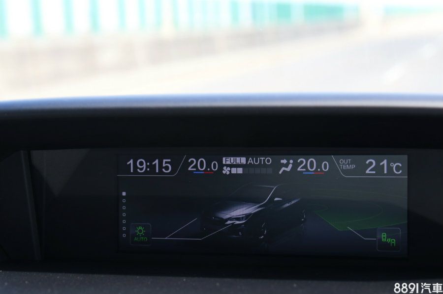 1.6i-S車型專屬配置的光感應頭燈和盲點偵測的啟閉也能由此得知，並提供四驅系統的動力分配、轉向角度、引擎水溫、目前撥放的音樂等多樣化資訊。