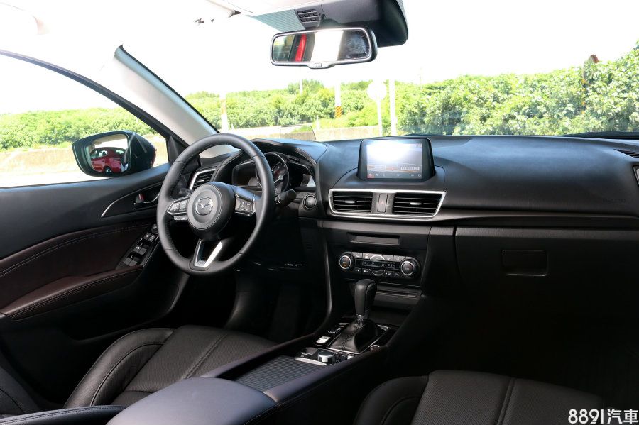 Mazda3以簡約而細膩的內裝給予人高質感氛圍,並在局部加入深褐色皮革,增添些許豪華感。(圖為旗艦車型,多了電子手剎車配置)