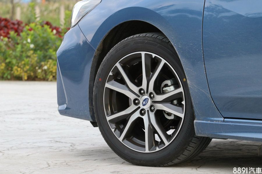 1.6i-S版本輪胎規格為205/50R17,算是在視覺、尺碼上取得不錯平衡點,配胎則是選用普利司通T001,此胎在國內有生產,但車上的T001來自日本,抓地力、滾動噪音、吸震性都符合本車需求。