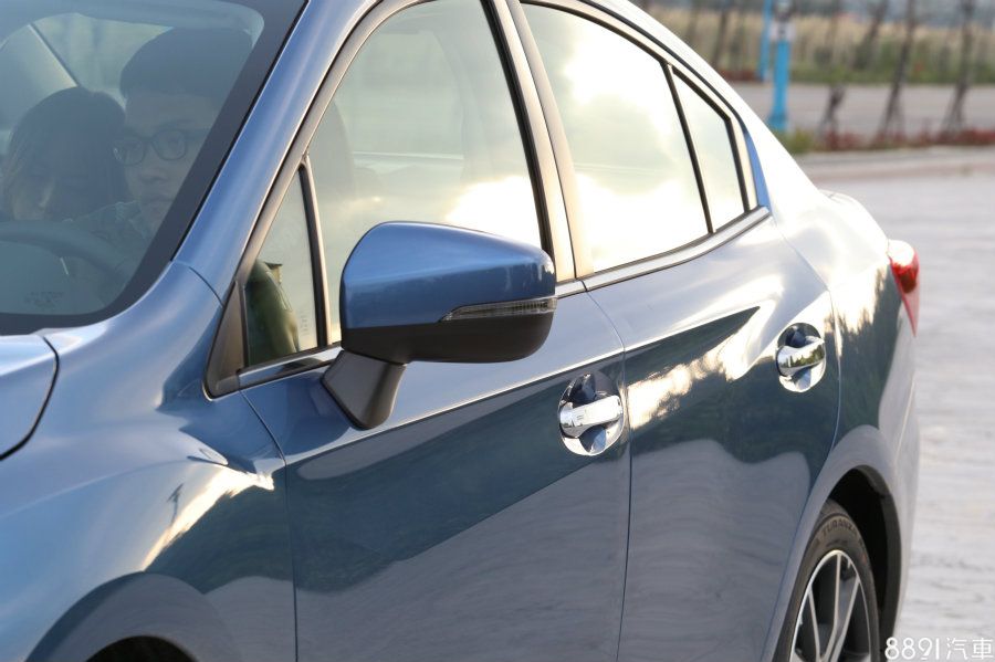 車外後視鏡附LED方向燈及方便的電動收摺功能為1.6i-S車型專屬配備,另外低規的車門把手與車身同色,高規車型採用鍍鉻材質,質感自然更上一層。