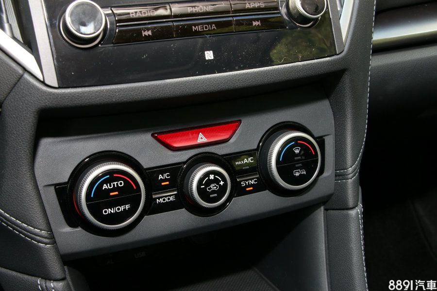 高規的1.6i-S車型標配的雙區恆溫空調,在溫度判定上敏感度頗佳,強化冷房效果,稍微彌補後座沒有出風口的小缺憾。