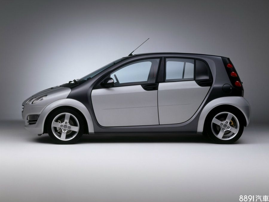 第一代forfour自2004年問世,與Mitsubishi Colt共用底盤打造,不過歷經2年就面臨銷量不佳停產,直到2014年才推出第二代車型,並將引擎改成後置擺放,使車頭更為縮小,車體看似單廂式的外型。