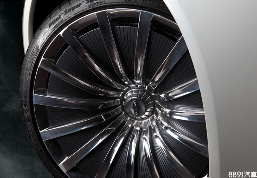 多幅式鋁圈造型頗富戲劇化張力，中央並有廠徽設計，搭配的是Michelin Pilot Super Sport性能胎。