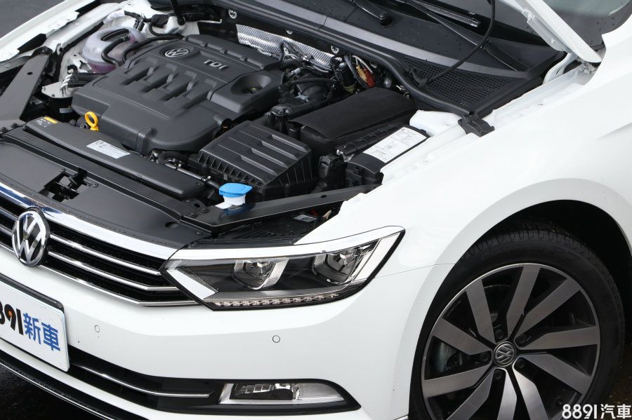 Passat Variant 400TDI的2.0升直4柴油渦輪引擎,可輸出190hp/3500~4000rpm最大馬力、40.8kgm/1750~3000rpm最大扭力,並搭配六速DSG雙離合器自手排變速箱。