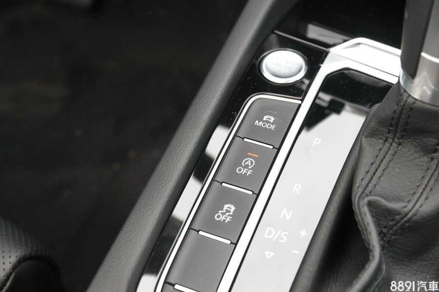 排檔桿左側的「Mode」按鍵即為更改行車模式,共有節能、一般、運動與個人化四種模式可供切換,在個人化選項中,可從多媒體資訊幕調整模式,可設定變速箱換檔時機與方向盤輔助力道等。