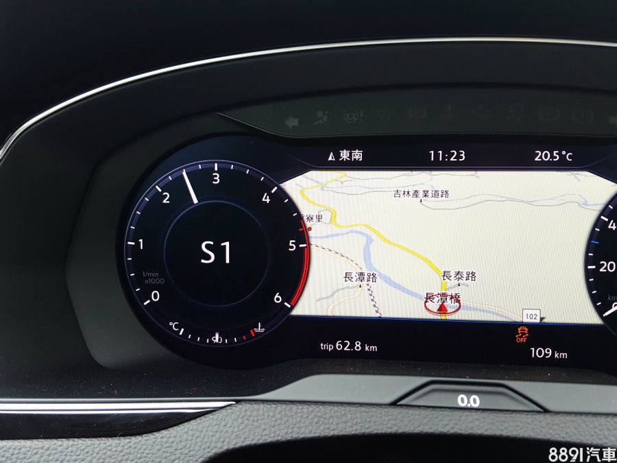 試駕車極新，進行加速測試時，累積里程不過104km，在未經過磨合之下，機件較生澀難免會影響實測成績。此車具備彈射起步功能，不過測試時路面微濕，2500rpm彈射起步時，235/45R18的馬牌CSC5輪胎有些承受不住，略降至2000rpm起步會較好一些。