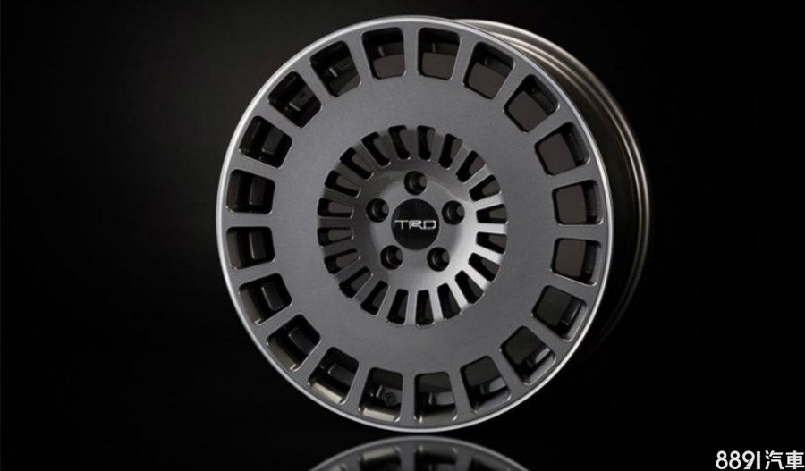 輪下部分換上TRD TF8樣式18吋鋁圈,造型雖看似復古,但搭配起來卻別有一番風味,一點都不突兀,帥氣依舊。