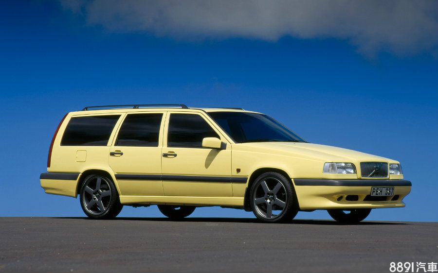 說起開創高性能Wagon車款，不少人印象皆是1994年誕生的Audi RS2，不過Volvo在同時期是將Wagon推向賽場，1994年與TWR合作以850 Estate投入BTCC英國房車賽，並獲得出色的成績，推翻Wagon趨於休旅、不善於性能的印象，這也帶動市售領域裡850 T5-R的性能氣勢，其搭載2.3升五缸渦輪引擎，最大馬力240hp。