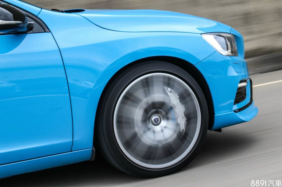 銀色六活塞卡鉗印上Polestar字樣，實為Brembo代工製作，而前碟盤直徑達到371mm，加上高性能來令片，制動表現相當出色，至於245/35R20的Pilot Super Sport也是高性能之作。