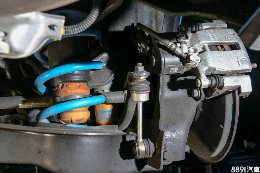 後減震筒與彈簧為分離型式，這與一般S60/V60相同，桶身一改前方低調的黑色，改為Ohlins具有代表性的金色，也因此具有幾分恍若改裝品的感覺。