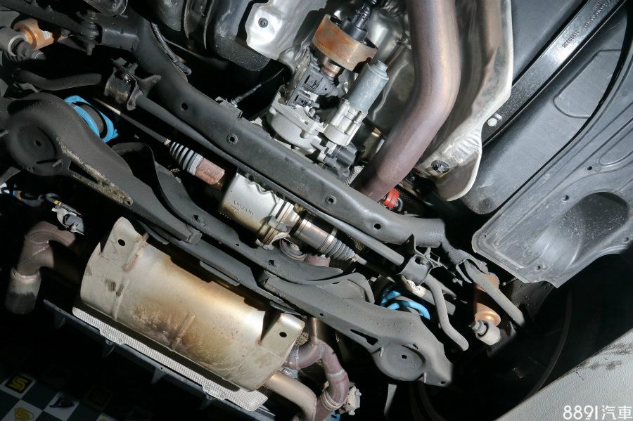 此為V60 Polestar底盤後差速器結構，可看出此處安排頗為緊密，而各處支臂並未用上鋁合金材質，而排氣管中段管徑頗粗，顯見這具2.0升Turbo+Supercharge全增壓狀態下，引擎進排氣吞吐量驚人，尾段則具有閥門結構，排入S檔會連動開啟，全由衝刺時的聲浪頗為兇悍。