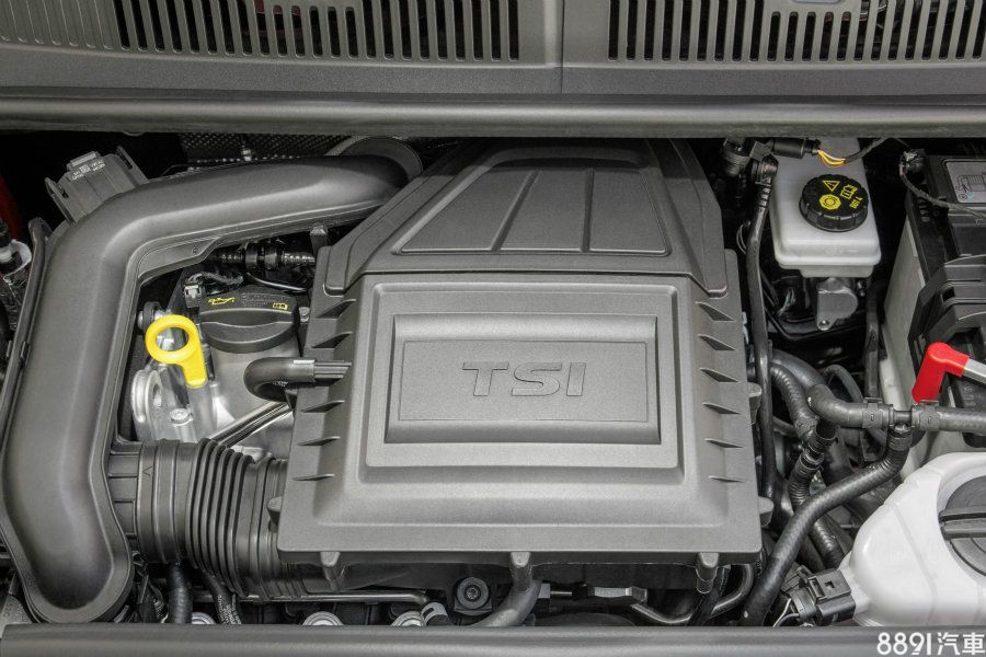 新加入的1.0TSI三缸渦輪引擎,早先已在VW小改款UP上登場,並也加入小改款Golf動力陣容,預料會逐漸廣泛配置在VW集團旗下各廠牌的中、小型車款上。
