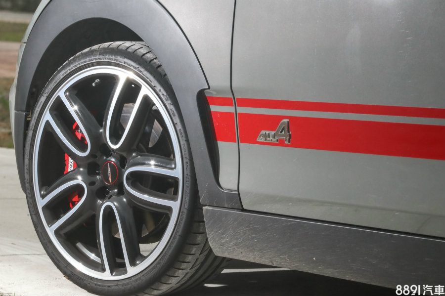 JCW Clubman ALL4配胎為225/35R19的Bridgestone S001 RFT,符合本車運動車型的定位,內部還有JCW紅色塗裝的對向四活塞剎車組,應對當天的長時間操駕也有稱職表現。