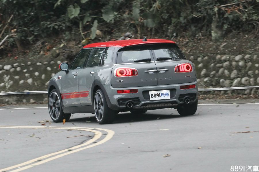 鑒於231hp/35.7kgm的輸出水準,單靠前輪承擔並非不可,但對於Mini客層就有點太多了,也因此這套四驅系統為JCW Clubman ALL4的加分作用不小,趨於穩定,且更能抓準過彎節奏。