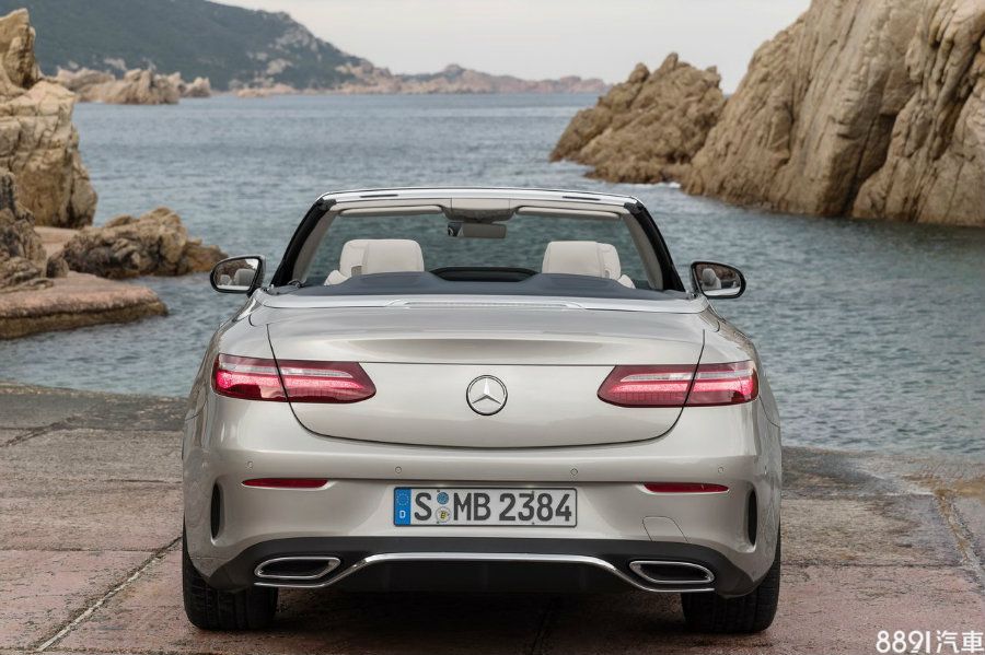 與上一代相比，E-Class Cabriolet的三圍都有所增長，長寬高分別為4826x1860x1428 mm，對於後排乘客來說，腿部空間增長102mm，要開著這台敞篷車去趟公路旅行能更舒適一點了。 