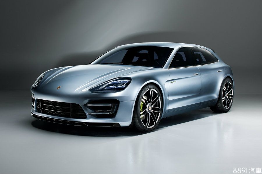 2012年巴黎車展上發表的Panamera Sport Turismo概念車為Plug-in Hybrid設定，以一具3.0升V6汽油引擎搭配電動馬達，綜效馬力為416hp，0～100km/h可在6秒內完成。