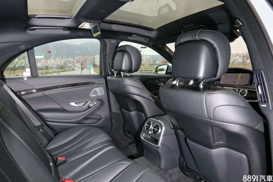 S-Class在國內只有S350d提供短軸車型，軸距較長軸縮短130mm，車重則比長軸S350d少20kg，同時兩車在一些內裝配備規劃上也不同，像是短軸版便無後座雙區恆溫、電調椅功能，而縮短130mm軸距之後，坦白說後方腿部空間稱不上開闊，自駕是本車訴求重點。