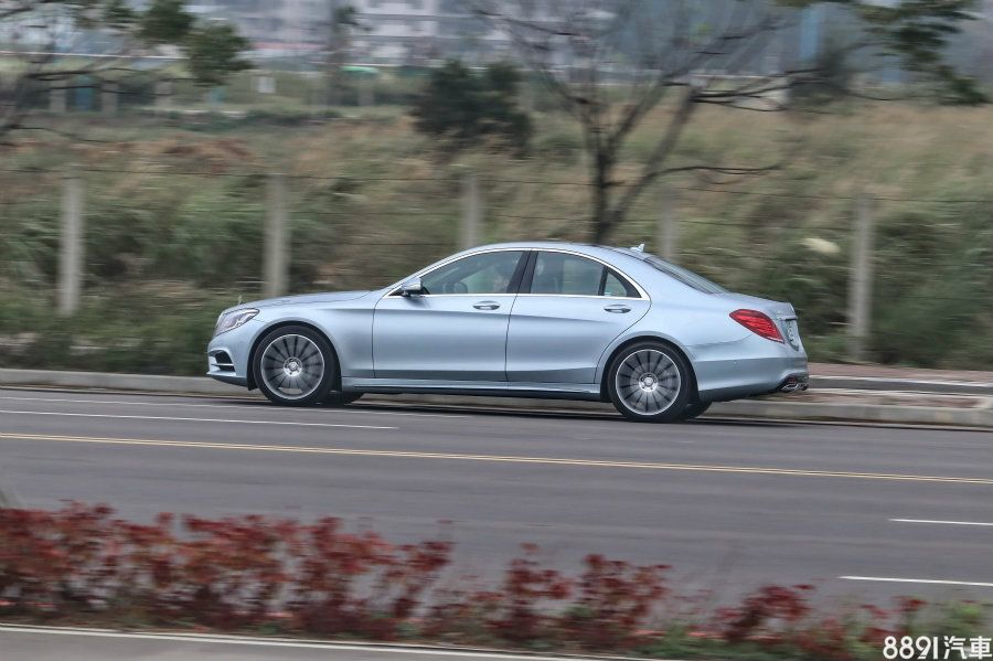 S350d的3.0升V6柴油引擎已是老面孔,輸出線性、柴油引擎特有的運轉聲也被盡力抑制,各項表現成熟,而9速手自排變速箱也與引擎合作暢快。