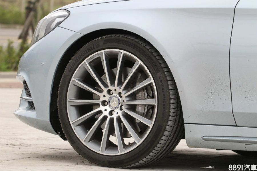S350d運動版因AMG套件而採用19吋鋁圈,試駕車則加價5.4萬升級為20吋,其與外型相當契合,配胎則是前245/40R20、後275/35R20的馬牌CSC5,各項表現完全合乎需求。
