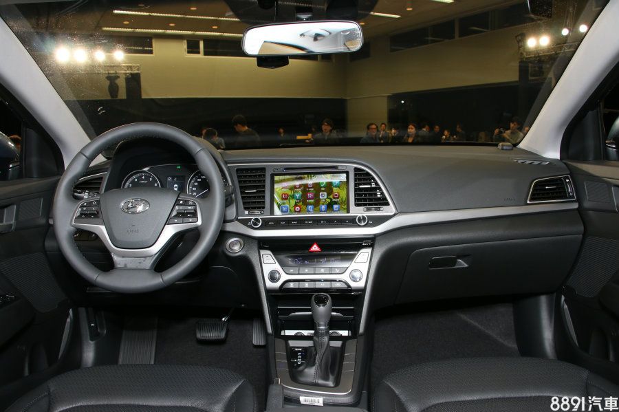 內裝設計上較前代沒有過多的線條堆疊，而採比較成熟穩重的風格，其中8吋的多媒體螢幕可透過選配DVD套件獲得。