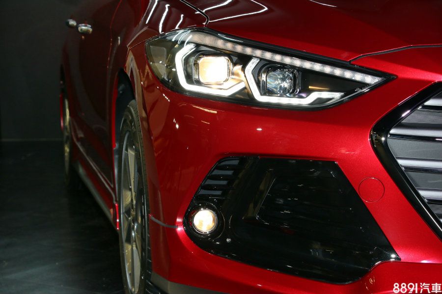 現場更展出套件選配版特仕車型，頭燈的流線感受更為鮮明，將LED日行燈改為上置，內部燈組外圍都有燈條包覆。