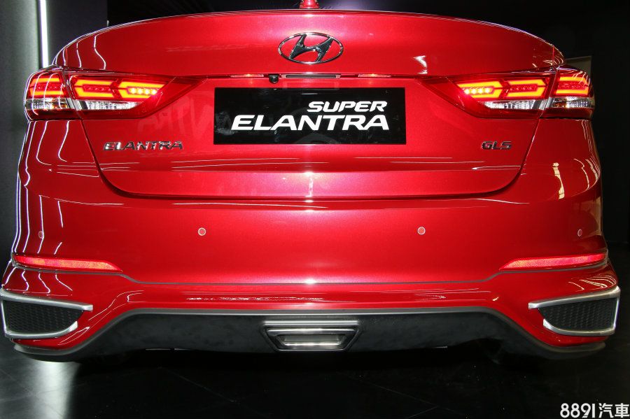 排氣管更改為中置設計，不過實際排氣口藏在內部右下方，而保桿樣式感受也更具運動化。